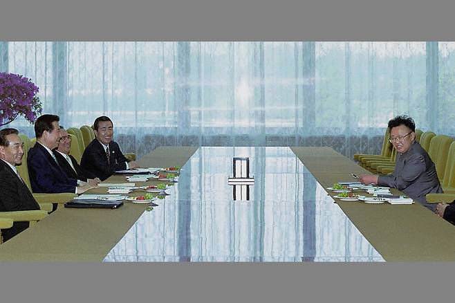 2000년 6월 14일 백화원 영빈관에서 열린 남북정상회담에서 김대중 대통령과 김정일 국방위원장이 회담에 앞서 환담하고 있다.[중앙포토]