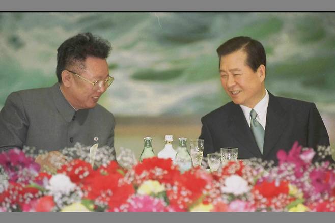 김대중 대통령과 김정일 국방위원장이 2000년 6월 14일 평양시내 목란관에서 열린 만찬에서 담소하고 있다. [중앙포토]