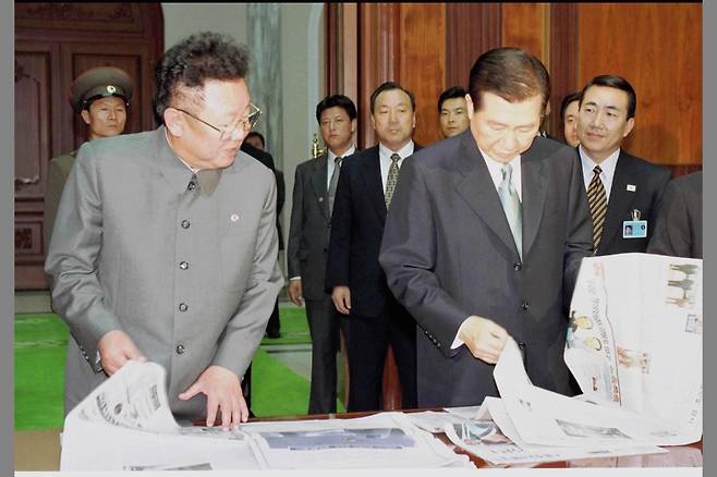 두 정상이 정상회담을 보도한 남측 신문을 보고 있다. [중앙포토]