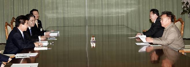 2007년 10월 3일 노무현 대통령과 김정일 국방위원장이 백화원 영빈관에서 정상회담을 하고 있다. [중앙포토]