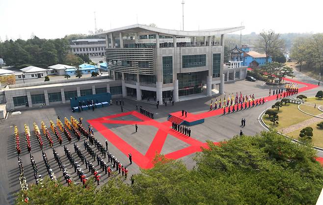 문재인 대통령과 김정은 국무위원장이 지난 4월27일 판문점에서 공식환영식을 하고 있다. [중앙포토]