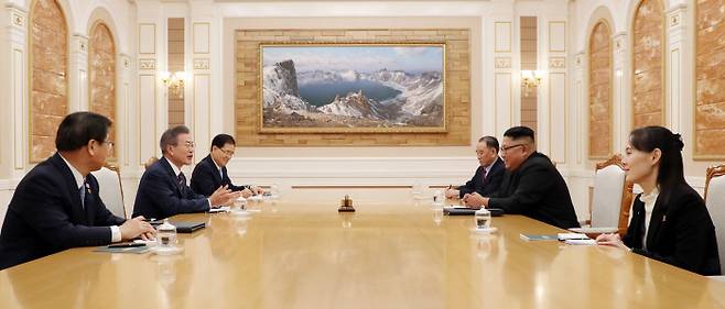 남측 정의용·서훈, 북측 김영철·김여정 배석 문재인 대통령과 김정은 북한 국무위원장이 18일 오후 평양 조선노동당 중앙위원회 본부청사에서 남북정상회담을 하고 있다. 왼쪽부터 시계방향으로 서훈 국가정보원장, 문 대통령, 정의용 국가안보실장, 김영철 노동당 중앙위 부위원장, 김 국무위원장, 김여정 노동당 중앙위 제1부부장.  평양사진공동취재단·서성일 기자