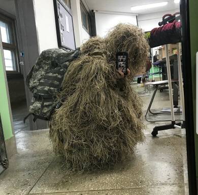 한 학생이 길리슈트를 착용하고 등교한 모습.