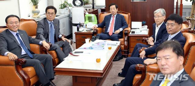 【서울=뉴시스】박영태 기자 = 자유한국당 김성태 원내대표 등 원내지도부가 18일 오전 서울 영등포구 여의도 원내대표실에서  '2018남북정상회담평양'을 위해 평양 순안공항에 도착한 모습을 시청하고 있다. 2018.09.18.since1999@newsis.com