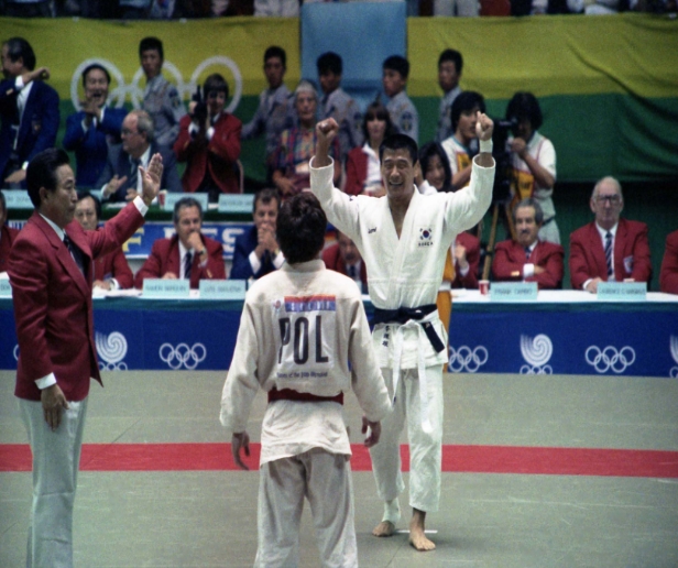 1988 서울 올림픽에서 금메달 따낼 당시의 이경근. ⓒ국가기록원