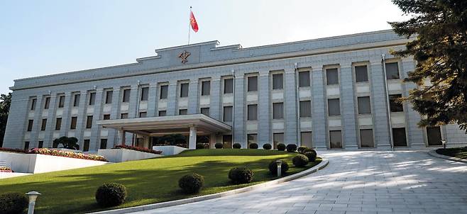 문재인 대통령과 김정은 국무위원장이 18일 정상회담을 가진 북한 노동당 중앙위원회 본부 청사. /평양사진공동취재단