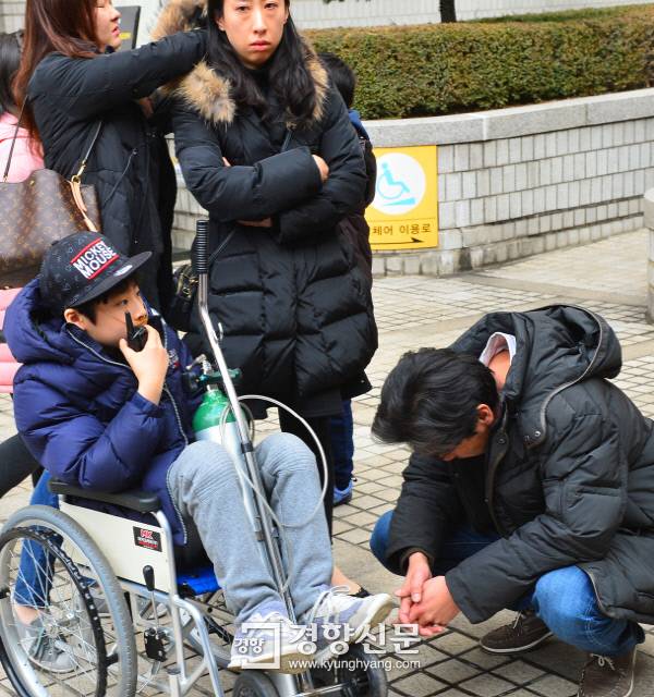 올해 1월 6일 서울 서초동 서울중앙지방법원에서 ‘가습기살균제 사망 사건’과 관련한 형사재판 1심 선고공판이 끝난 후 피해자 가족들이 예상보다 낮은 형량에 침통한 표정을 짓고 있다. 이날 법원은 가습기 살균제 사태 책임자로 지목된 신현우(69) 전 옥시레킷벤키저 대표에게 징역 7년을 선고했고
