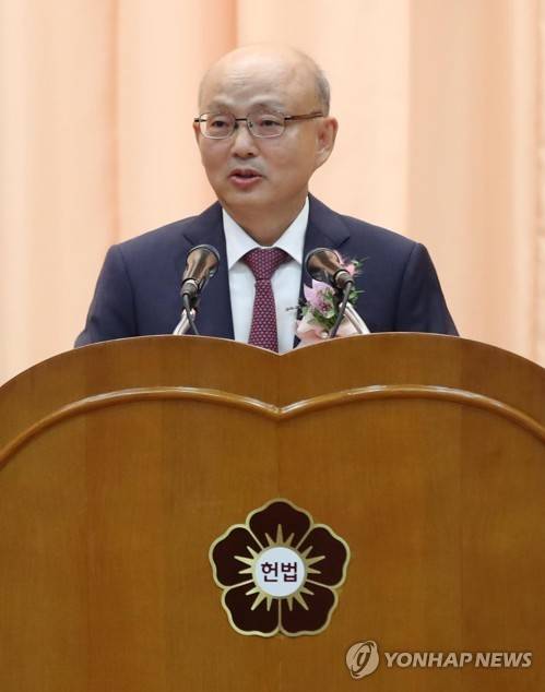 퇴임사하는 안창호 헌법재판관 (서울=연합뉴스) 김인철 기자 = 안창호 헌법재판관이 19일 오전 서울 종로구 헌법재판소에서 열린 헌법재판관 퇴임식에서 퇴임사를 하고 있다.     yatoya@yna.co.kr  (끝)