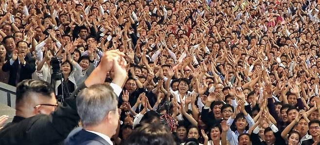 문재인 대통령과 북한 김정은 국무위원장이 19일 밤 평양 5.1 경기장에서 열린 '빛나는 조국'을 관람한 뒤 환호하는 평양 시민들에게 손을 들어 인사하고 있다. 2018.9.19/평양사진공동취재단