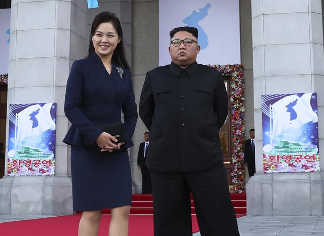 18일 저녁 삼지연 관현악단의 환영공연이 열린 평양대극장 앞에서 김정은 국무위원장과 리설주 여사가 문 대통령 내외를 기다리고 있다. 뒤편으로 포스터 형태의 한반도기가 눈에 띈다.