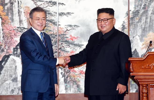 문재인 대통령과 김정은 북한 국무위원장이 19일 백화원 영빈관에서 정상회담과 평양공동선언을 서명한 뒤 가진 회견에서 악수하고 있다. 평양사진공동취재단