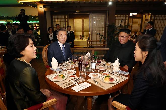문재인 대통령 내외와 김정은 국무위원장 내외가 19일 오후 평양 대동강 수산물 식당에서 만찬을 함께 하고 있다. 평양사진공동취재단