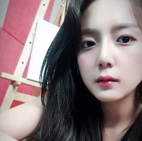 배우 강은비가 자신이 운영하는 유튜브 채널을 통해 과거 한 촬영현장에서 여배우의 샤워신을 현장 스태프가 몰카 촬영하는 장면을 직접 목격한 적이 있다고 고백했다. sns캡처.