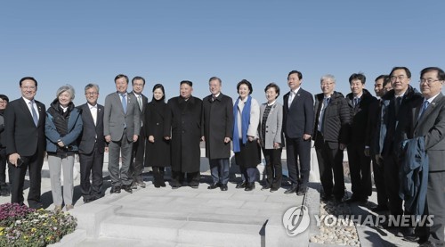 [평양정상회담] 남북 정상, 백두산 기념촬영 (평양=연합뉴스) 평양사진공동취재단 배재만 기자 = 문재인 대통령 내외와 북한 김정은 국무위원장 내외가 20일 오전 백두산 정상인 장군봉에 올라 수행원들과 기념촬영을 하고 있다. 2018.9.20      scoop@yna.co.kr  (끝)