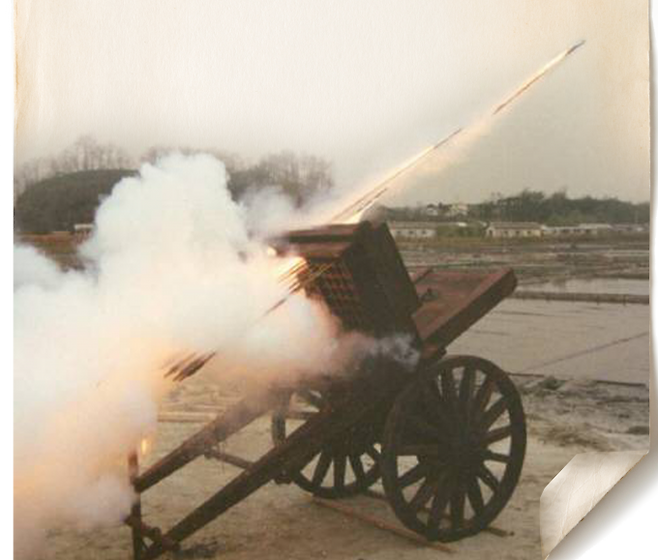 규격과 제작 방법이 남아있는 세계 최고(最古)의 로켓인 신기전은 소, 중, 대, 산화신기전 등 네 종류로 나뉜다. 비행 거리는 200~450m이며 소,중 신기전은 100여 발을 동시에 발사할 수 있다. 특히 산화신기전은 세계 최초의 2단 로켓으 로 철가루를 사방에 흩 뿌려 적지를 불태우고 적군을 위협하는 위력을 가지고 있었다. 사진은 채연석 UST교수가 1993년 소·중 신기전을 복원해 발사하는 모습이다. - 채연석 교수 제공