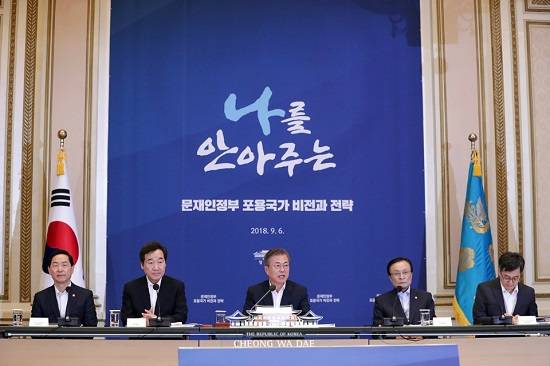 문재인 대통령이 6일 청와대 영빈관에서 열린 ‘포용국가전략회의’에 참석해 인사말을 하고 있다.(사진=청와대)