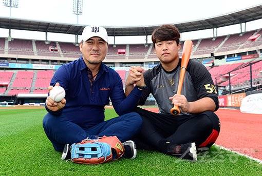 KT 강백호(오른쪽)는 2018 KBO리그 강력한 신인왕 후보다. 강백호가 부친인 강창열 씨와 함께 손을 맞잡고 부자의 정을 나누고 있다. 수원｜김민성 기자 marineboy@donga.com