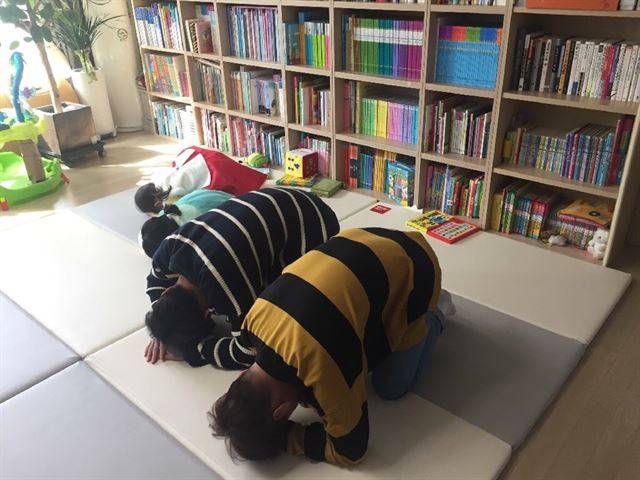 올해 설 명절에 경기 용인 황주연씨 집을 찾은 민우와 찬영이가 사촌동생들과 함께 세배를 하고 있다. 황주연씨 제공.