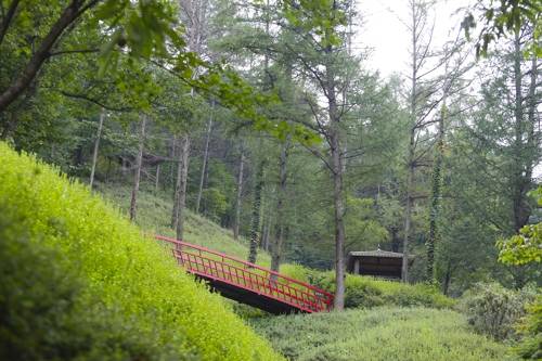 철쭉동산 위로 만들어진 빨간 다리가 인상적이다.(성연재)