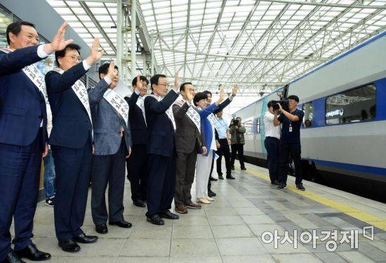 이해찬 더불어민주당 대표, 홍영표 원내대표 등이 21일 오전 서울역에서 추석 명절 귀성 인사를 하고 있다./강진형 기자aymsdream@