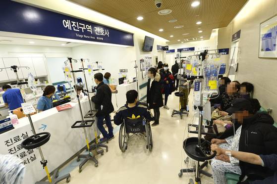 명절에만 볼 수 있는 환자가 있다. '효도병'이다. 특별히 아픈 곳 없는 부모님을 자식들이 응급실로 모시고 오는 경우다. 의료진이 이구동성으로 꼽는 명절에 가장 보기 싫어하는 환자 1순위다. (내용과 연관없는 사진) [중앙포토]