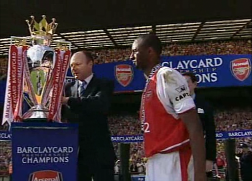 2003/04시즌 EPL 우승컵을 들어올리기 직전의 비에이라