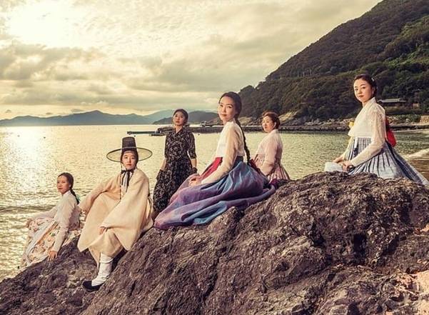 전통문화프로젝트 그룹 권미루 대표와 단원들, 전통 한복부터 생활한복까지 취향에 맞는 한복을 입었다./권미루 제공