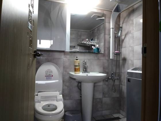 내가 일하는 곳은 500년 역사를 말해주는 고택이지만 내부 화장실은 호텔보다 더 깨끗하다. 나는 이 화장실을 깨끗하게 청소하고 나면 오가는 손님에게 복을 나누는 것 같아 기분이 참 좋다. [사진 송미옥]