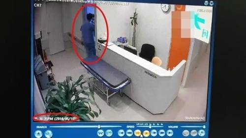 부산의 한 정형외과의원에서 대리수술을 위해 수술실에 입장하는 의료기기 판매원.부산지방경찰청 제공