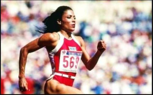88올림픽 여자육상 100m 결승선을 향해 마지막 피치를 올리고 있는 그리피스 조이너. 온 몸이 근육질로 여러 의심을 받아 왔다.