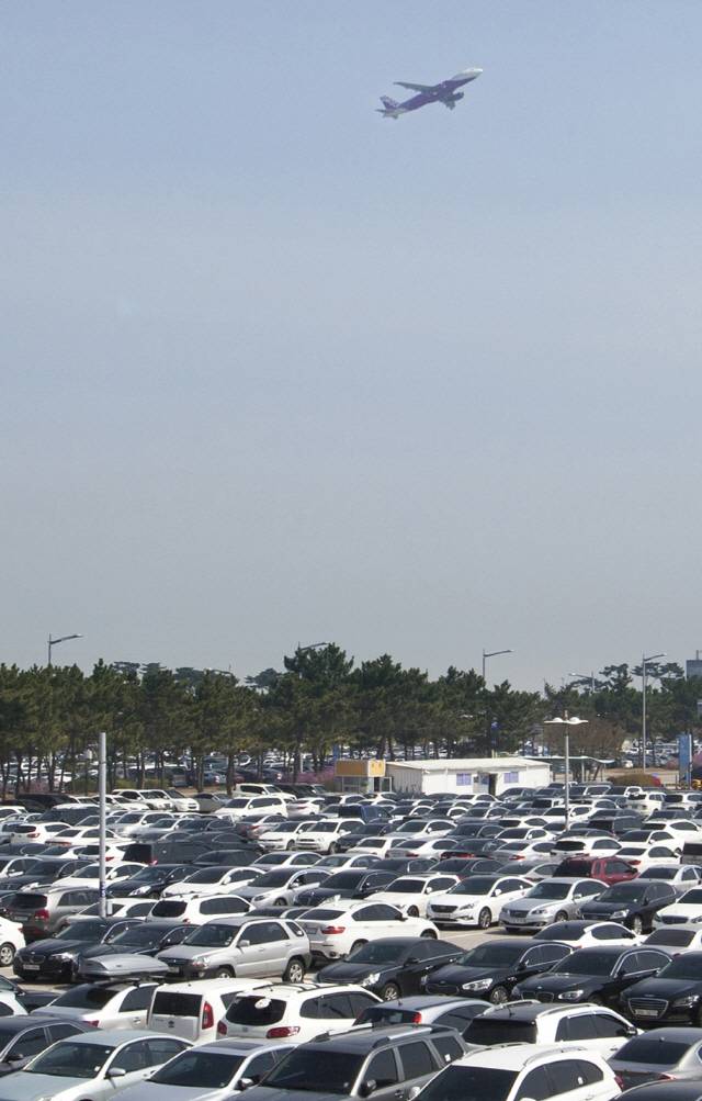 인천국제공항공사가 오는 10월 1일부터 인천공항 주차장을 방문하는 국내 미성년 자녀 세 명 이상의 다자녀가구에 대해 주차료 50% 감면을 시행한다고 26일 밝혔다. /인천국제공항공사 제공=연합뉴스