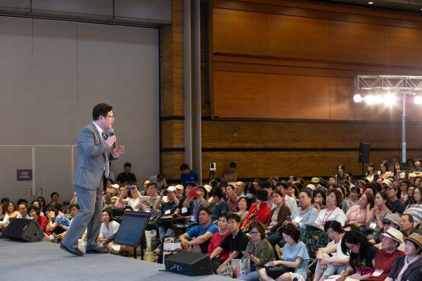 홍춘욱 키움증권 투자전략팀장이 '2018 부동산 트렌드쇼'에서 강연하고 있다./부동산 트렌드쇼 사무국