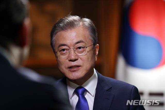 【뉴욕=뉴시스】박진희 기자 = 제73차 유엔총회 참석을 위해 뉴욕을 방문 중인 문재인 대통령이 25일 오전(현지시간) 파커 뉴욕 호텔에서 미국 FOX 뉴스와 인터뷰를 하고 있다. 2018.09.25.pak7130@newsis.com