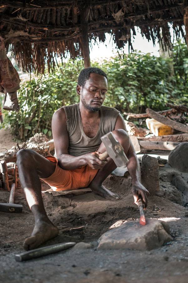 아리족 마을에서 만난 대장장이. 바나나 칼을 만들고 있다