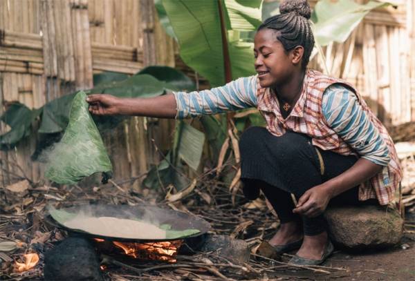 가짜 바나나인 엔셋Ensete으로 곤조 꼬조Kotcho를 굽고 있다