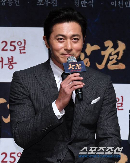 영화 '창궐'의 제작보고회가 28일 압구정 CGV에서 열렸다. 장동건이 인사말을 하고 있다.  영화 '창궐'은 산 자도 죽은 자도 아닌 '야귀(夜鬼)'가 창궐한 세상, 위기의 조선으로 돌아온 왕자 '이청'(현빈)과 조선을 집어삼키려는 절대악 '김자준'(장동건)의 혈투를 그린 액션블록버스터다.  압구정=허상욱 기자 wook@sportschosun.com/2018.09.28/