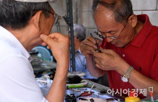 예지동 시계골목에서는 가판에서 시계를 고치는 장인의 모습을 쉽게 볼 수 있다.