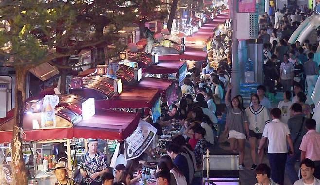 전남 여수시 종화동 종포해양공원 인근의 낭만포차 거리가 사람들로 북적이고 있다. 2016년 5월 개장해 여수의 대표적인 관광지로 부상했지만, 최근 일부 주민이 소음·쓰레기 문제로 이전을 요구하면서 찬반이 맞서고 있다. /여수시