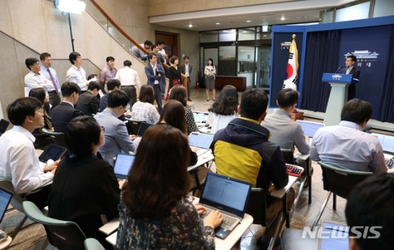 【서울=뉴시스】전신 기자 = 이정도 대통령비서실 총무비서관이 28일 청와대 춘추관에서 '참모진들이 내부 회의 참석 수당을 부당하게 지급받았다'는 자유한국당 심재철 의원의 폭로와 관련해 입장을 밝히고 있다. 2018.09.28.    photo1006@newsis.com  <저작권자ⓒ 공감언론 뉴시스통신사. 무단전재-재배포 금지.>