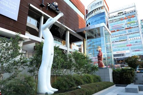 아라리오 광장 김인배 I LOVE YOU. 김정모 기자