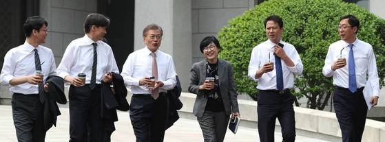 문재인 대통령이 정부 출범 직후인 지난해 5월11일 오후 신임 수석, 비서관들과 차담회를 하기 위해 본청을 나와 경내 소공원으로 이동하고 있다. 왼쪽부터 권혁기 춘추관장, 조국 민정수석, 문재인 대통령, 조현옥 인사수석, 임종석 비서실장, 윤영찬 홍보수석. 중앙포토