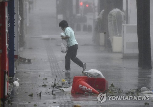 일본 오키나와 덮치는 폭풍·폭우 (오키나와 교도=연합뉴스) 초강력 태풍 '짜미'가 근접하며 29일 일본 서남단 오키나와(沖繩)현 나하(那覇)시에 폭우를 동반한 강풍이 불고 있다. 2018.9.29