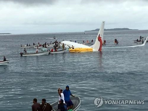 미크로네시아에서 비행기가 불시착하자 소형 어선들이 승객들을 구조하고 있다.[AFP=연합뉴스]