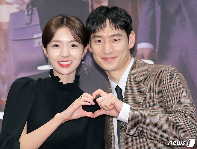 배우 채수빈, 이제훈(오른쪽)이 1일 오후 인천 중구 운서동 인천국제공항공사에서 열린 SBS 새 월화드라마 ‘여우각시별’ 제작발표회에 참석해 포즈를 취하고 있다. ‘여우각시별’은 비밀을 가진 의문의 신입 이수연(이제훈)과 애틋한 사연을 가진 사고뭉치 1년차 한여름(채수빈)이 인천공항 내 사람들과 부딪히면서 서로의 결핍과 상처를 보듬는 휴먼 멜로다. 2018.10.1./뉴스1 © News1 권현진 기자