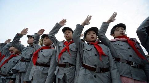 중국 베이징에서 열린 한 기념식에서 붉은 스카프를 두른 초등학생들이 경례를 하고 있다. /SCMP