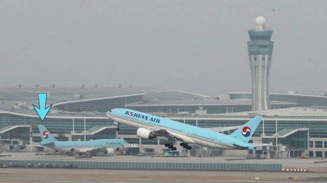 올해 새로 개장한 인천국제공항 제2터미널과 탑승교에 주기된 747-8 비행기(화살표). 인천국제공항은 우리나라에서 민간에 개방된 공항 중 유일하게 747-8을 제한 없이 소화할 수 있는 공항입니다. 동아일보DB