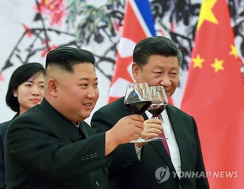 김정은 북한 국무위원장이 지난 6월 중국 베이징 인민대회장에서 열린 중국 시진핑 국가주석과의 만찬에서 건배를 제안하고 있다. [연합뉴스]