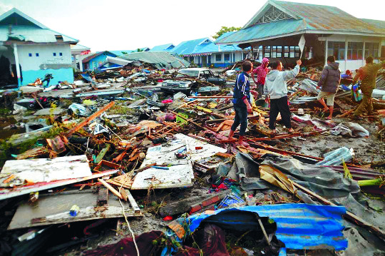 강진과 쓰나미로 막대한 피해를 입은 인도네시아 술라웨시섬 팔루시 주민들이 30일 무너진 건물 현장을 수색하고 있다. 현지 주민들과 구조대는 이틀 전인 28일 팔루시를 휩쓴 쓰나미로 붕괴된 건물을 중심으로 생존자들을 찾고 있다. AP뉴시스
