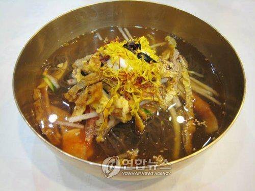 소고기 육전이 가득한 진주냉면 [연합뉴스 자료사진]