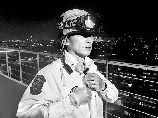 늦은 시간 환자 이송을 위해 헬기장으로 나선 이국종 센터장. 수원=신성식 복지전문기자